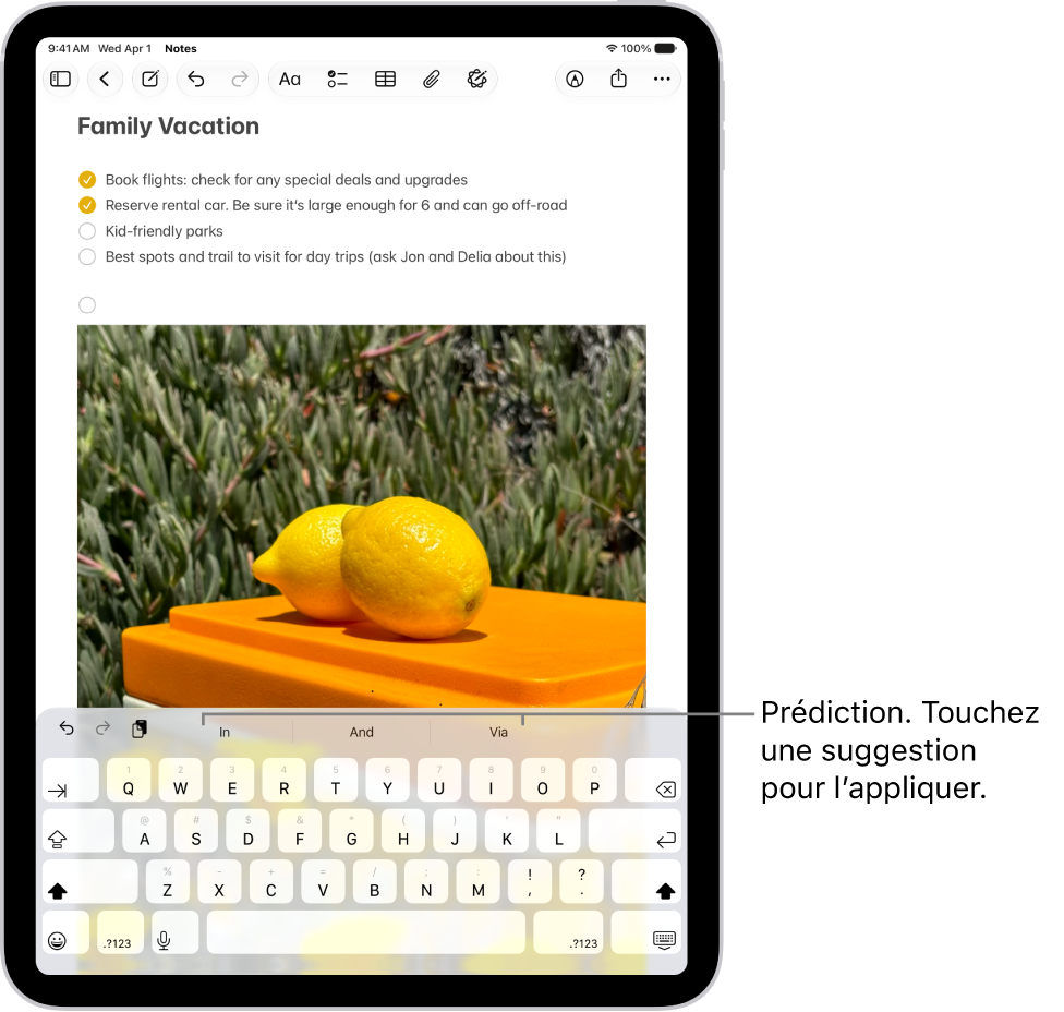 Le clavier à l’écran est ouvert dans l’app Notes. Le texte est saisi dans le champ de texte et, au-dessus du clavier, des suggestions de texte prédictif sont proposées pour le mot suivant.