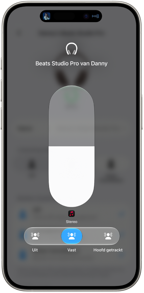 Het volumescherm in het bedieningspaneel met het volume voor de Studio&nbsp;Pro-koptelefoon. Onder de volume-indicator staan de opties voor ruimtelijke audio. De opties zijn 'Uit', 'Vast' en 'Hoofd getrackt'.
