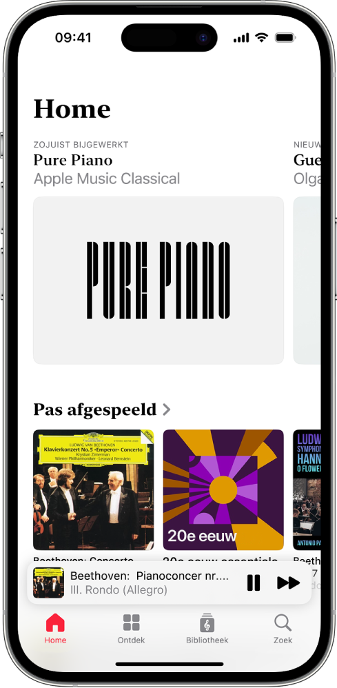 Een iPhone met het tabblad 'Home' in Apple Music Classical. Boven in het scherm staat een uitgelichte afspeellijst. In het midden van het scherm staan onlangs afgespeelde afspeellijsten en daaronder staat de minispeler met de track die wordt afgespeeld. Helemaal onder in het scherm staan de knoppen 'Home', 'Ontdek', 'Bibliotheek' en 'Zoek'.