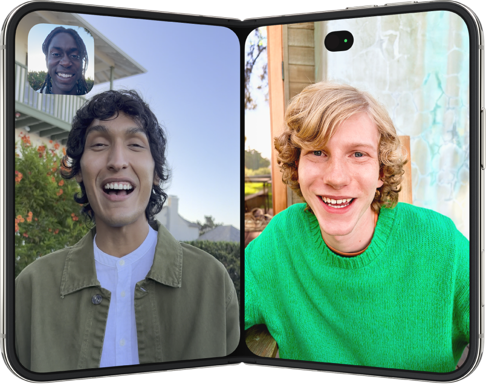 Částečně zavřený iPhone Duo během hovoru FaceTime; na každé polovině displeje je jiná osoba