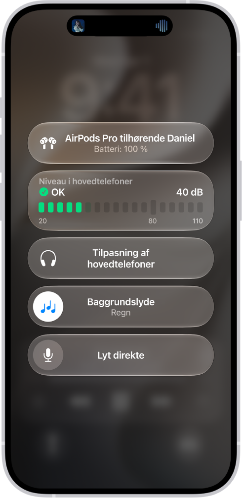 Skærmen Høreapparater i Kontrolcenter. Fra øverst til nederst vises Niveau i hovedtelefoner (i decibel), Hjælp til hørelse, Baggrundslyde og Lyt direkte.