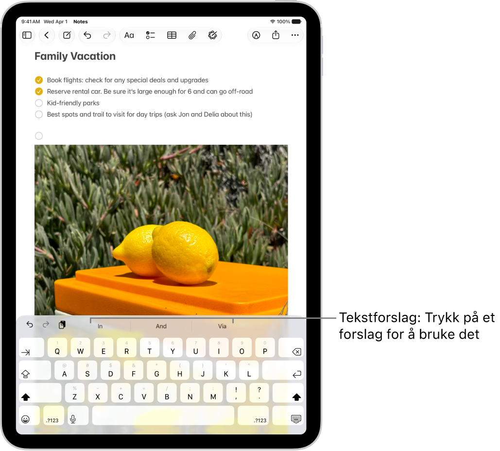 Skjermtastaturet er åpent i Notater-appen. Tekst skrives inn i tekstfeltet, og over tastaturet er tekstforslag for det neste ordet.