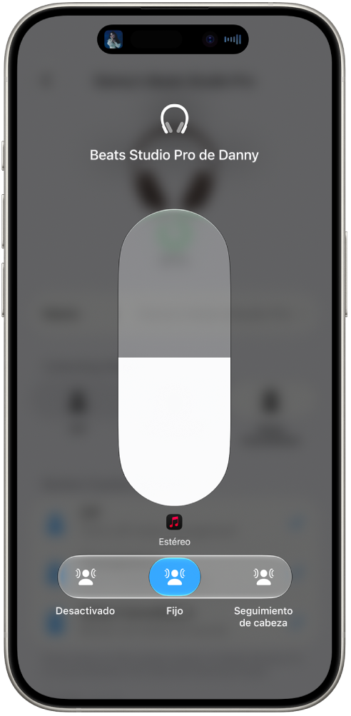 La pantalla de volumen en el centro de control mostrando el nivel de volumen de unos audífonos Studio&nbsp;Pro. Debajo del indicador de volumen se muestran las opciones del audio espacial. Las opciones son: Desactivado, Fijo y Seguimiento de la cabeza.