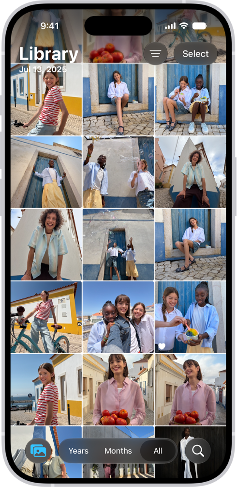 L’app Photos est ouverte sur la grille de la photothèque. En bas de l’écran, de gauche à droite, se trouvent les boutons permettant d’afficher la photothèque par Années, Mois et Tout. Dans le coin inférieur droit se trouve le bouton Rechercher.