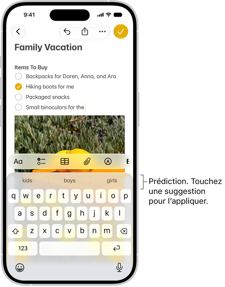 Le clavier à l’écran est ouvert dans l’app Messages. Le texte est saisi dans le champ de texte et, au-dessus du clavier, des suggestions de texte prédictif sont proposées pour le mot suivant.