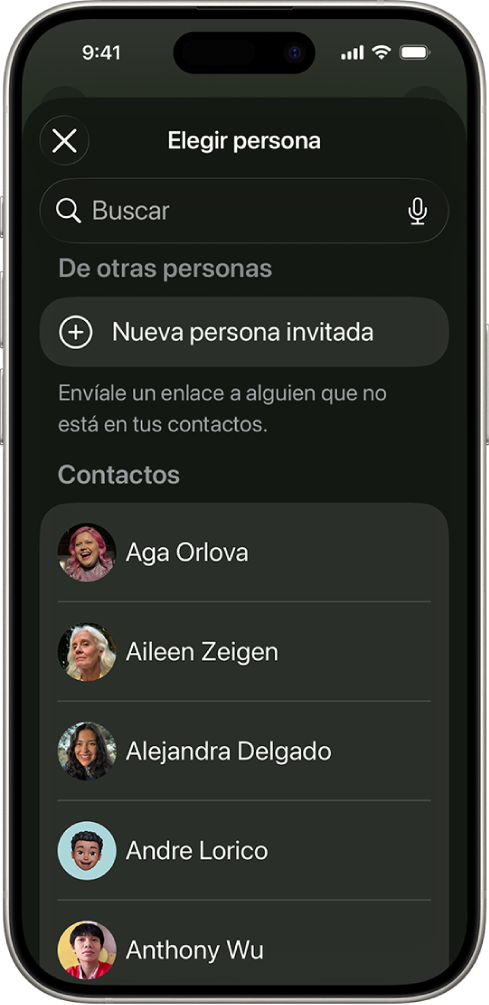 La pantalla Elegir persona con una lista de contactos en un iPhone.