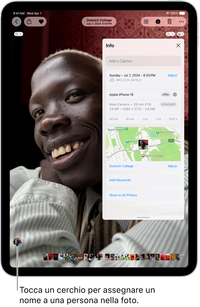 Una foto è aperta nell’app Foto. Sopra alla foto sono presenti le informazioni dei metadati incluso, dall’alto verso il basso, la data e l’ora in cui è stata scattata la foto, il nome del file, il modello di iPhone con le impostazioni della fotocamera e una mappa con il luogo in cui la foto è stata scattata.