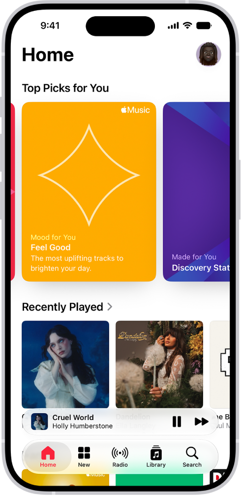 علامة التبويب الرئيسية في تطبيق الموسيقى يظهر بها أفضل الاختيارات في الجزء العلوي. يمكنك السحب لليمين أو اليسار لعرض المزيد من الموسيقى المختارة لك فقط. وتظهر 