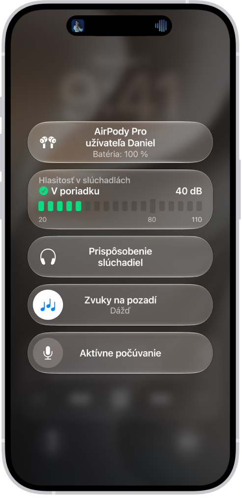 Menu Načúvacie prístroje v&nbsp;Ovládacom centre. Zhora nadol sú v&nbsp;ňom uvedené tieto položky: Hlasitosť v&nbsp;slúchadlách v&nbsp;decibeloch, Sluchová asistencia, Zvuky na pozadí a&nbsp;Aktívne počúvanie.