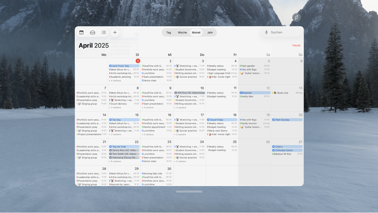 Die App „Kalender“ auf der Apple&nbsp;Vision&nbsp;Pro mit den Ereignissen eines Monats.