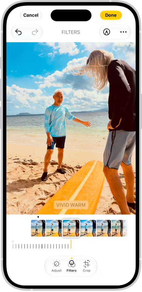 iPhone 上的“照片” App 中正在编辑一张照片。“滤镜”按钮和“鲜暖色”滤镜已选中。滤镜选项下方提供了用于调整滤镜强度的滑块。屏幕左上角是“取消”按钮，右上角是“完成”按钮。