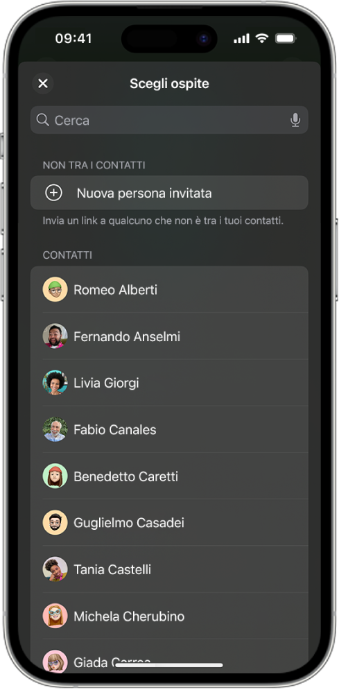 La schermata di invio degli inviti e un elenco di contatti su iPhone.