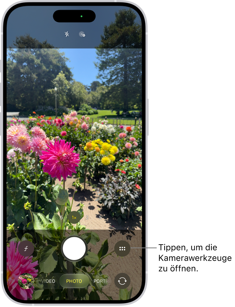 Die App „Kamera“ ist im Modus „Foto“ geöffnet. Rechts oben ist die Taste „Kamerasteuerung“ zu sehen. Die Taste für die Foto- und Videoübersicht befindet sich unten links. In der Mitte unten befindet sich die Taste „Bild aufnehmen“ und die Taste für die Auswahl der rückseitigen Kamera befindet sich unten rechts.