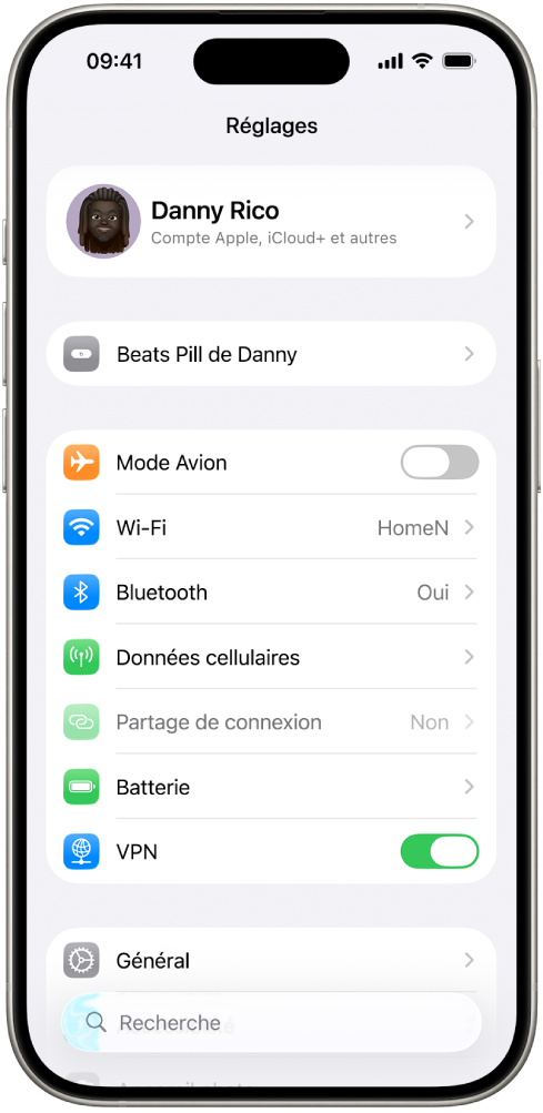 L’app Réglages sur l’iPhone, avec l’appareil Beats connecté d’un utilisateur apparaissant en haut de l’écran.