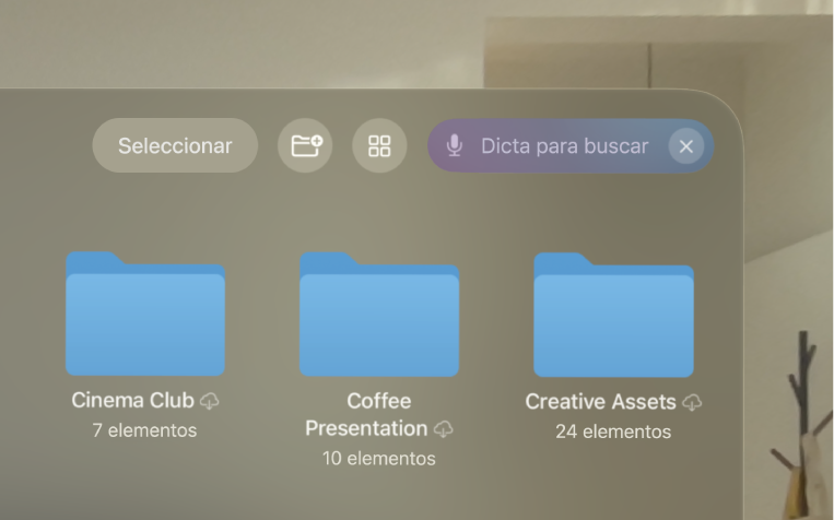 La app Archivos en el Apple&nbsp;Vision&nbsp;Pro mostrando el campo de búsqueda resaltado mientras el Dictado está activo.