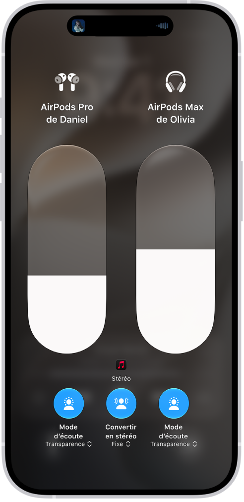 L’écran de volume dans le centre de contrôle affichant le niveau de volume pour deux paires d’AirPods. En dessous de l’indicateur de volume, sur la gauche, se trouve le bouton «&nbsp;Mode d’écoute&nbsp;». Il indique que le mode Transparence est activé. En dessous de l’indicateur de volume, sur la droite, se trouve le bouton «&nbsp;Mode d’écoute&nbsp;». Il indique que le mode Transparence est activé.