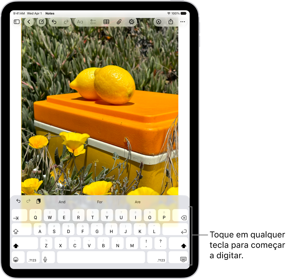 Um documento está aberto no app Notas. O teclado está na metade inferior da tela.