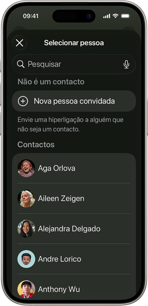 O ecrã “Selecionar pessoa” e uma lista de contactos num iPhone.