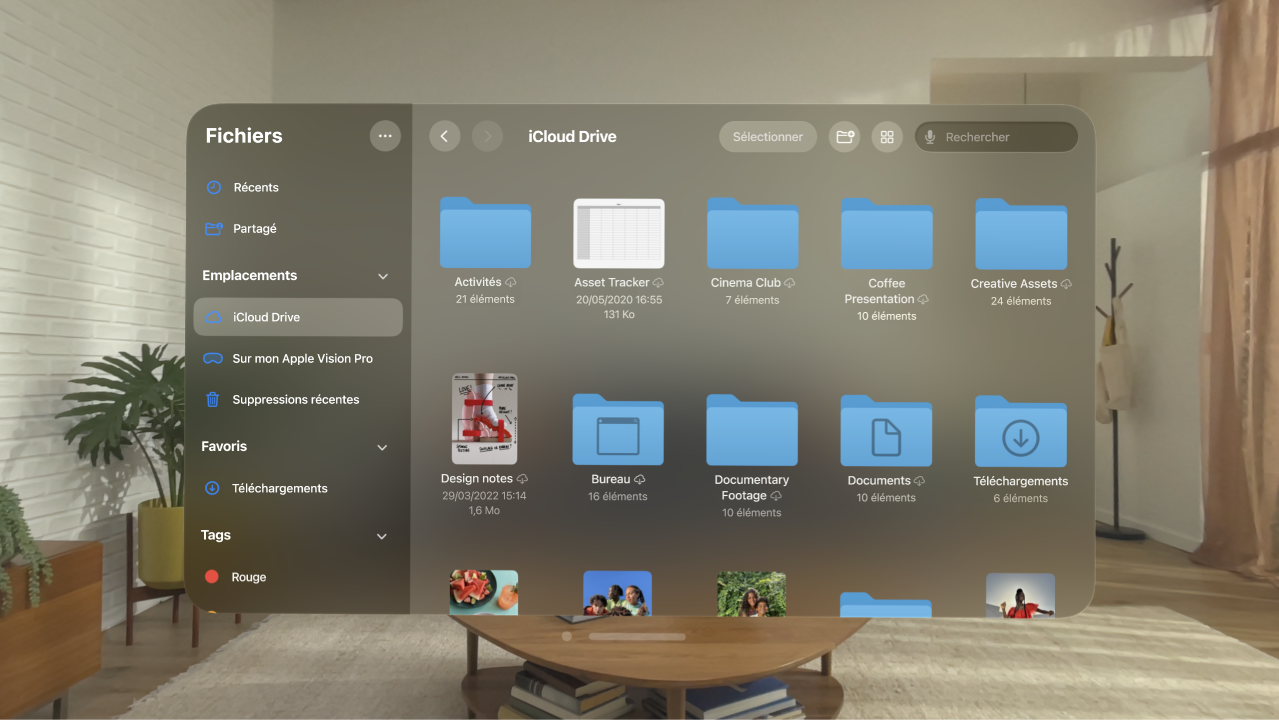 L’app Fichiers sur l’Apple&nbsp;Vision&nbsp;Pro, affichant des dossiers et des fichiers dans l’emplacement iCloud&nbsp;Drive.