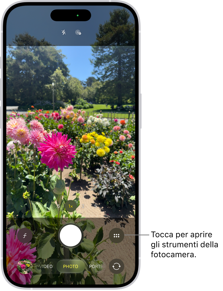 La fotocamera è aperta in modalità Foto. Il pulsante 