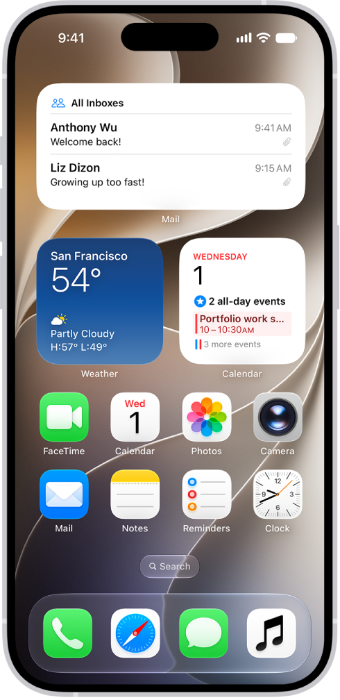 iPhone 主屏幕上的“照片”、“地图”和“音乐”小组件。 “音乐”小组件显示交互式功能。