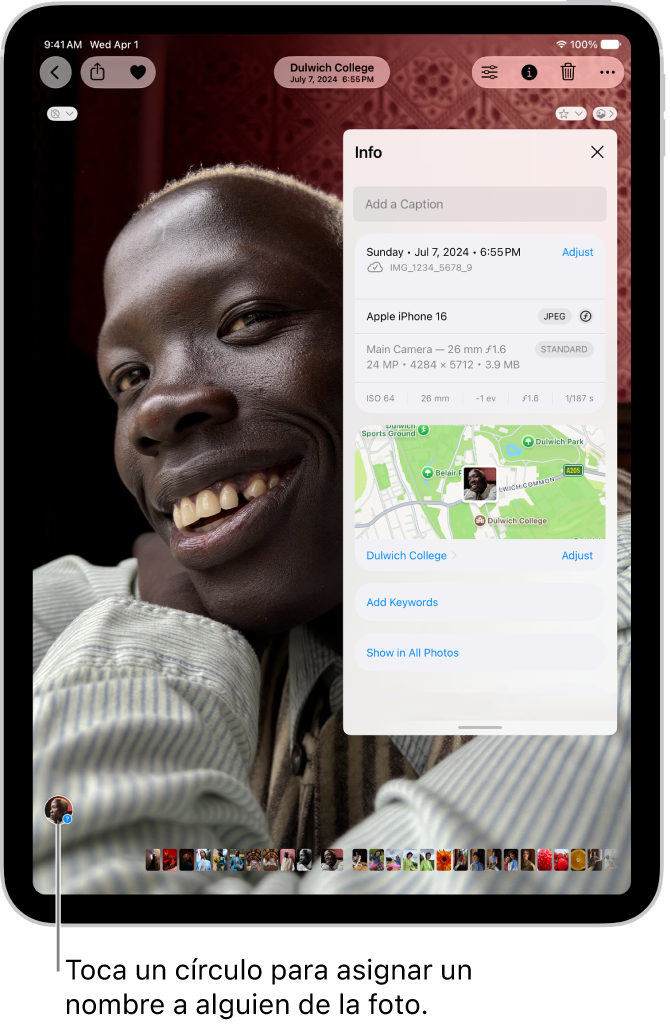 Hay una foto abierta en la app Fotos. Sobre la foto se muestra la información de los metadatos, que incluye, de arriba abajo, la fecha y la hora en que se tomó la foto, el nombre del archivo, el modelo de iPhone y la configuración de la cámara, así como un mapa del lugar donde se tomó la foto.