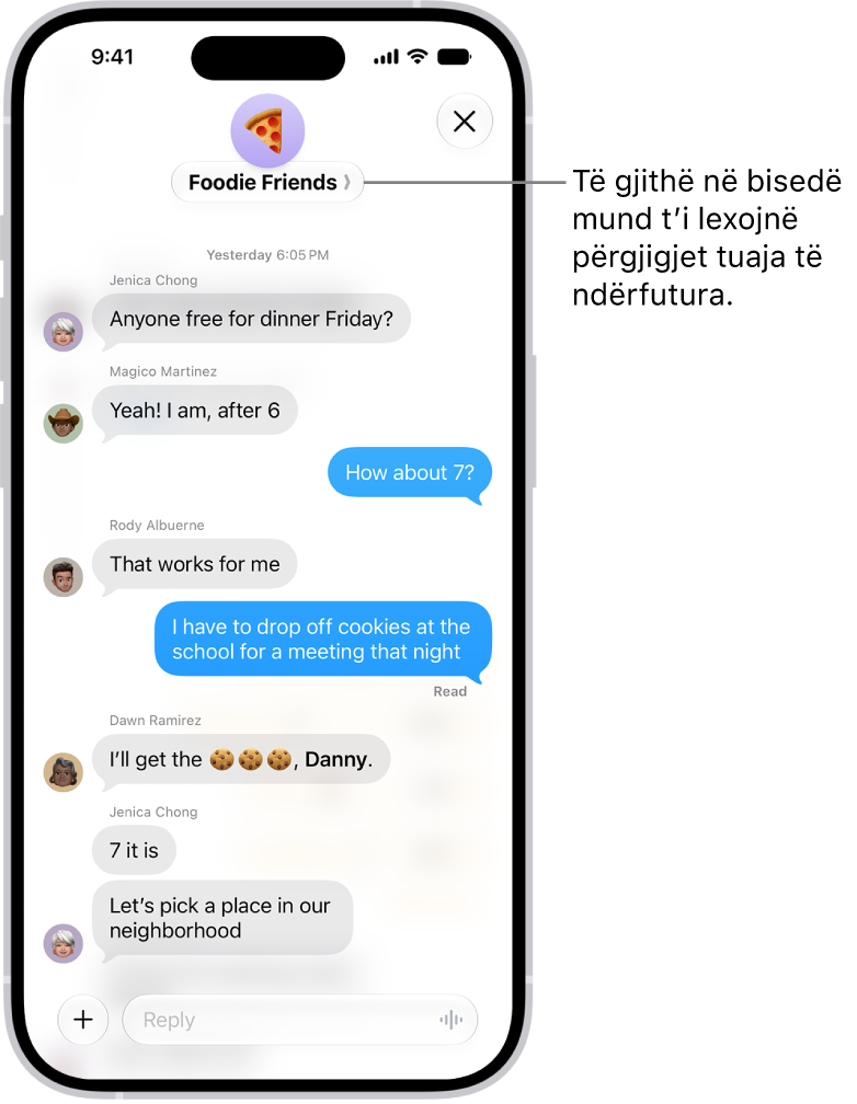 Krijimi i një përgjigjeje të integruar në një bisedë në grup te Messages. Një person tjetër në bisedë përmendet, kështu që emri i tij shfaqet me shkronja të trasha.