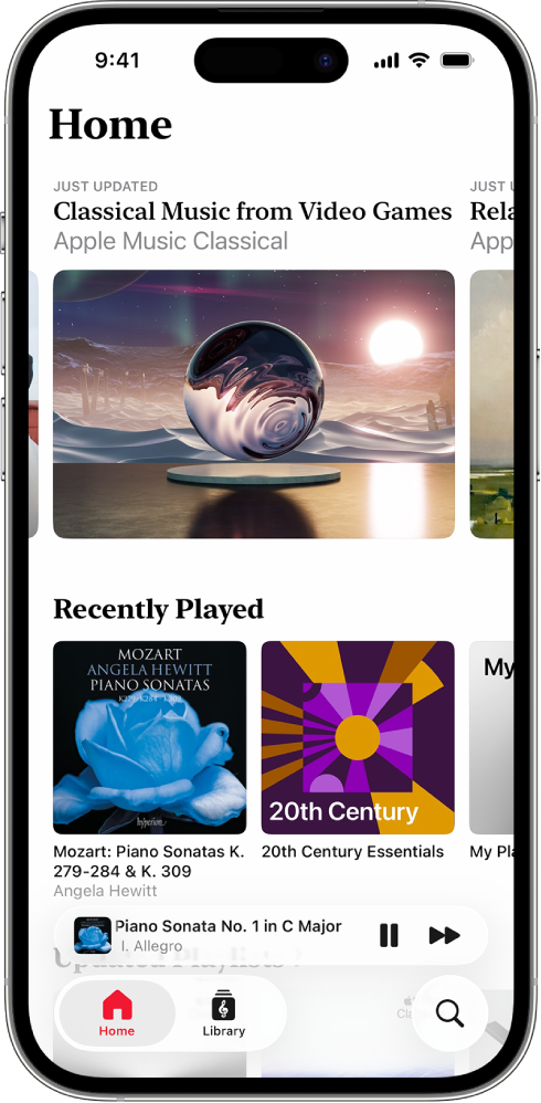 Een iPhone met het tabblad 'Home' in Apple Music Classical. Boven in het scherm staat een uitgelichte afspeellijst. In het midden van het scherm staan onlangs afgespeelde afspeellijsten en daaronder staat de minispeler met de track die wordt afgespeeld. Helemaal onder in het scherm staan de knoppen 'Home', 'Bibliotheek' en 'Zoek'.