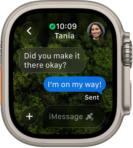 Una pantalla mostrando una conversación en la app Mensajes con la última respuesta en una burbuja azul y marcada con la frase Enviado. En la parte inferior está el campo de texto con el ícono de satélite, indicando la capacidad para enviar mensajes vía satélite.