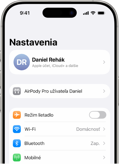 Apka Nastavenia na iPhone zobrazujúce pripojené AirPody užívateľa uvedené v&nbsp;hornej časti obrazovky.