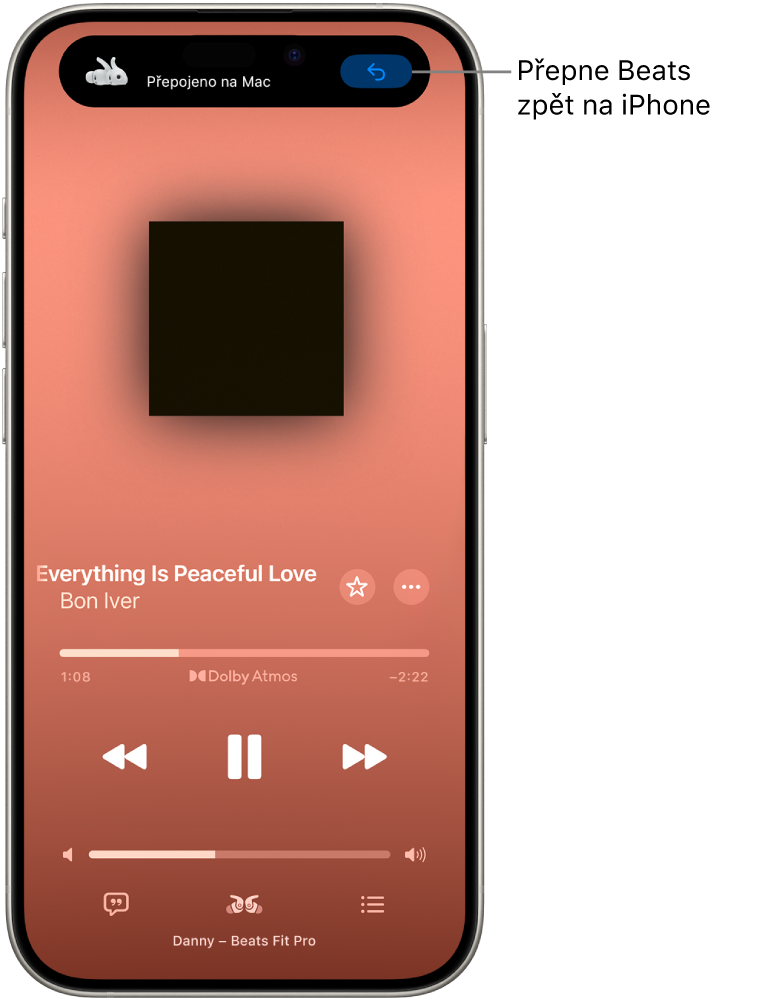 Obrazovka aplikace Hudba na iPhonu. Nahoře se zobrazuje zpráva „Přepojeno na Mac“ a&nbsp;tlačítko, kterým lze zařízení Beats přepnout zpátky na iPhone.
