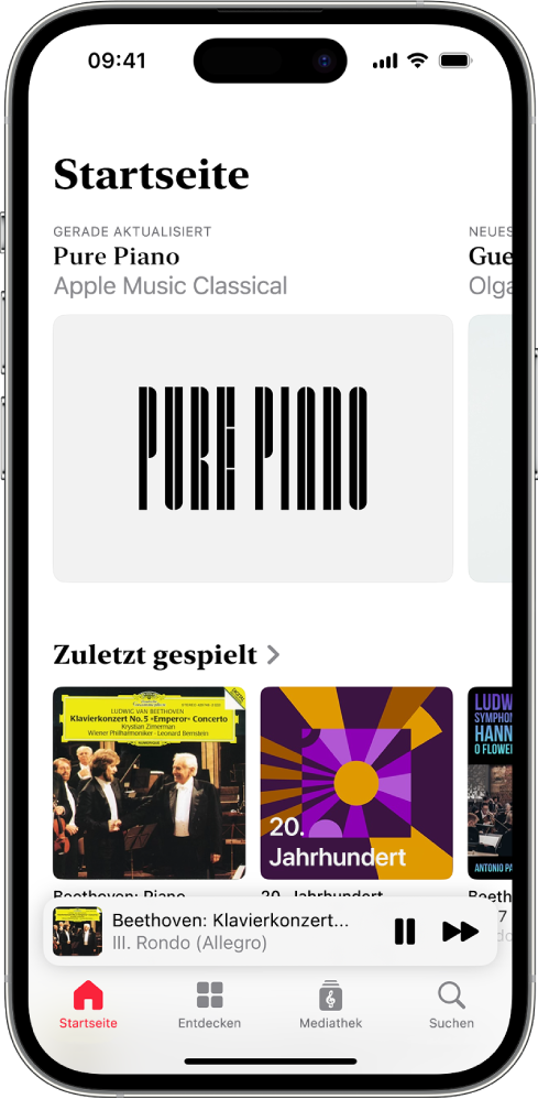 Ein iPhone mit dem Tab „Startseite“ in Apple Music Classical. Oben im Bildschirm befindet sich eine empfohlene Playlist. In der Bildschirmmitte werden die Playlists „Zuletzt gespielt“ angezeigt und darunter befindet sich der MiniPlayer, in dem zu sehen ist, welcher Musiktitel gerade gespielt wird. Ganz unten im Bildschirm befinden sich die Tasten „Startseite“, „Entdecken“, „Mediathek“ und „Suchen“.