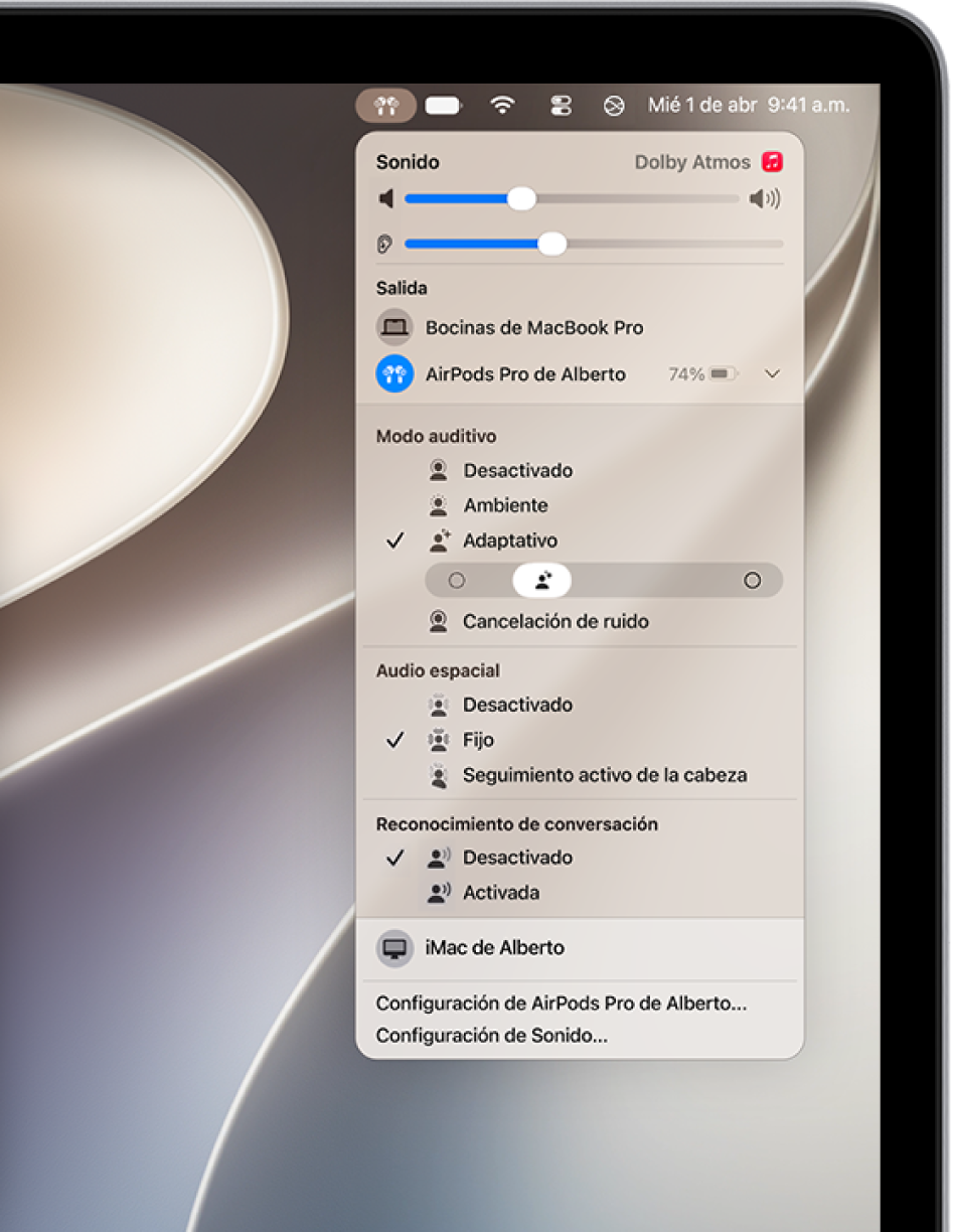 El ícono de los AirPods está seleccionado en la parte superior derecha de la barra de menús de la Mac. En los AirPods&nbsp;Pro, la opción Ambiente está seleccionada debajo de Modo auditivo y la función Reconocimiento de conversación está desactivada.