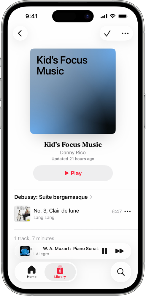 Un iPhone sur lequel s’affiche une liste de lecture personnelle dans l’app Classique. En haut de l’écran se trouvent l’illustration d’album, le nom de la liste de lecture et le bouton Lecture. Le mini lecteur se trouve près du bas de l’écran et affiche la pièce en cours de lecture. Les boutons Accueil, Parcourir, Bibliothèque et Rechercher apparaissent sous le mini lecteur.