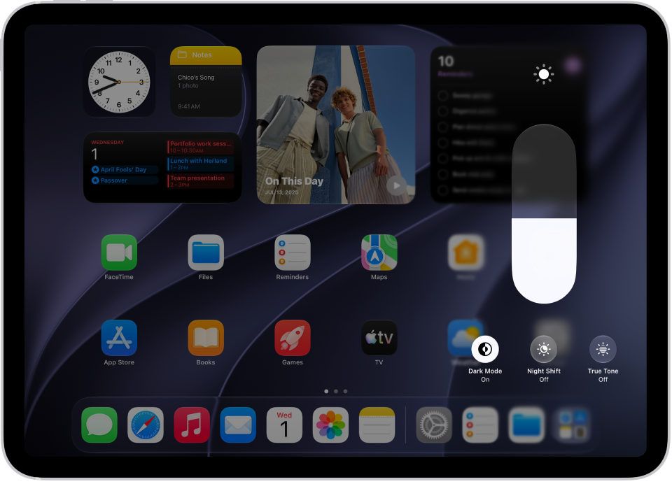 Écran d’accueil de l’iPad avec l’apparence sombre activée.