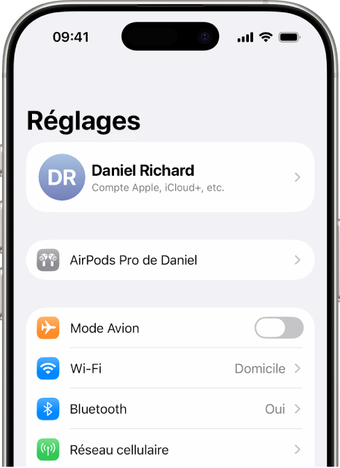L’app Réglages sur l’iPhone affichant les AirPods connectés de l’utilisateur répertoriés en haut de l’écran.
