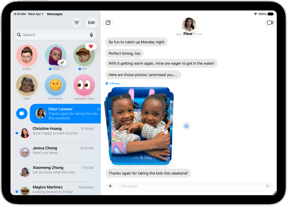 Une liste de conversations Messages avec un message non lu et un autre message en train d’être marqué comme non lu.