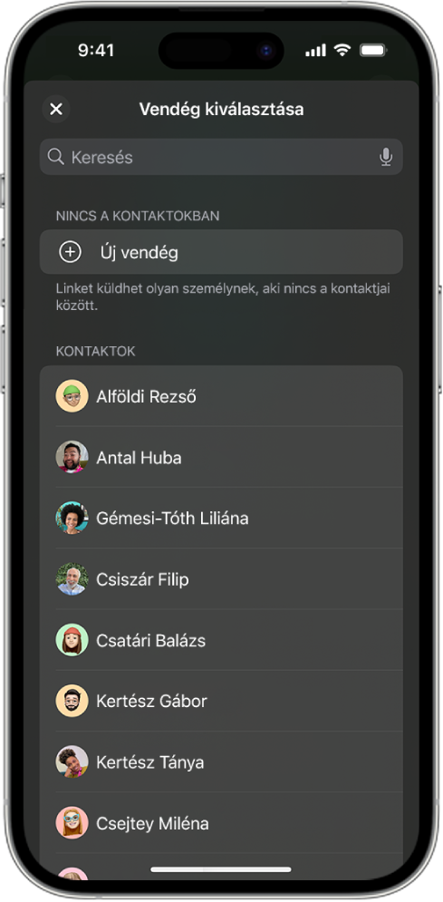 A Meghívók elküldése képernyő és a kontaktok listája egy iPhone-on.