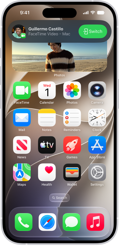 L’écran d’accueil de l’iPhone affichant une notification d’appel FaceTime vidéo provenant d’un iPad, en haut de l’écran. Touchez le bouton Permuter à droite de la notification pour transférer l’appel vers votre iPhone.