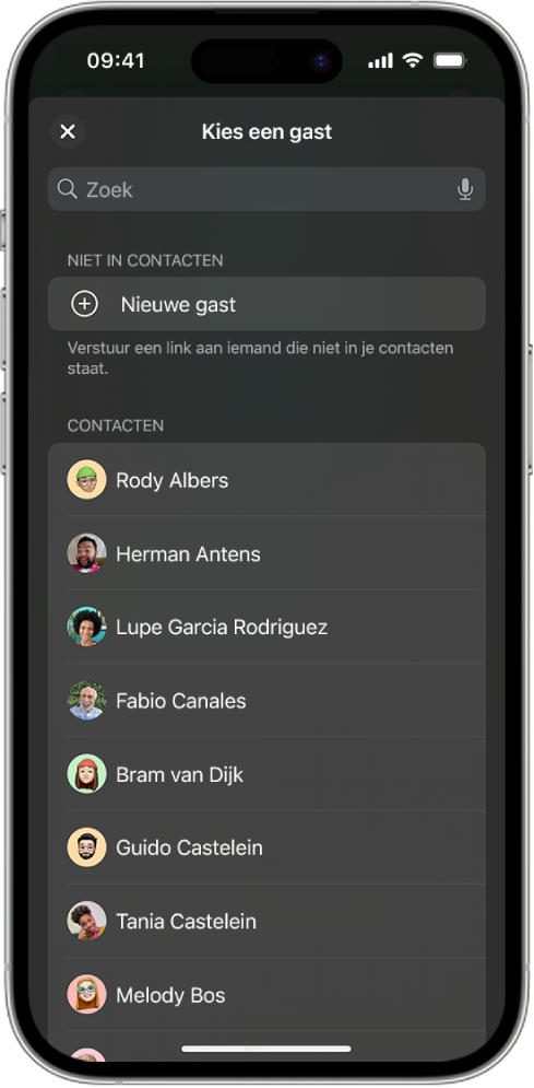 Het scherm voor het versturen van uitnodigingen en een lijst met contactpersonen op een iPhone.