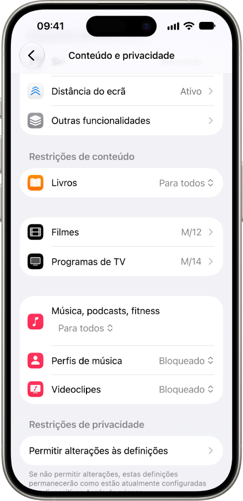 O ecrã “Conteúdo e privacidade” nas definições de Tempo de ecrã, que mostra opções para restrições de funcionalidades e conteúdos em locais como Livros, Filmes e muito mais.