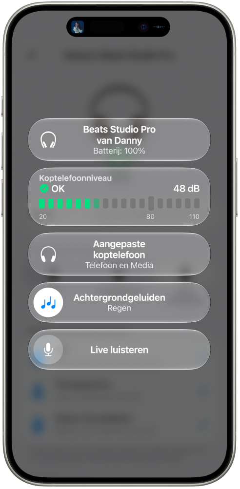 Het scherm 'Hoortoestellen' in het bedieningspaneel. Van boven naar beneden staan het koptelefoonniveau in decibel, 'Aangepaste koptelefoon', 'Achtergrondgeluiden' en 'Live luisteren' voor de verbonden Studio&nbsp;Pro-koptelefoon.