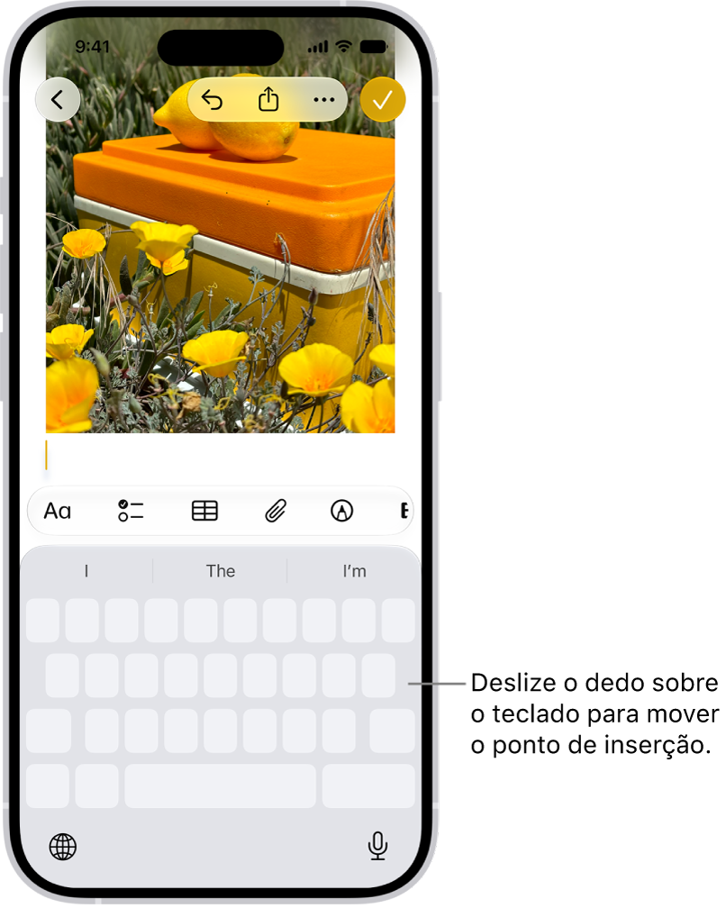 Um documento está aberto no app Notas. O teclado na metade inferior da tela está no modo trackpad.
