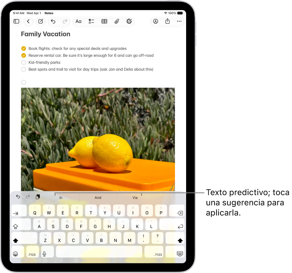 El teclado en pantalla está abierto en la app Notas. Se introduce texto en el campo de texto y encima del teclado aparecen sugerencias de texto predictivo para la siguiente palabra.