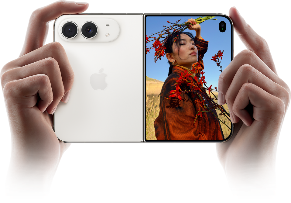 iPhone&nbsp;Duo sostenido con las cámaras traseras apuntando a un sujeto y la pantalla exterior mostrando una vista previa en directo del sujeto.