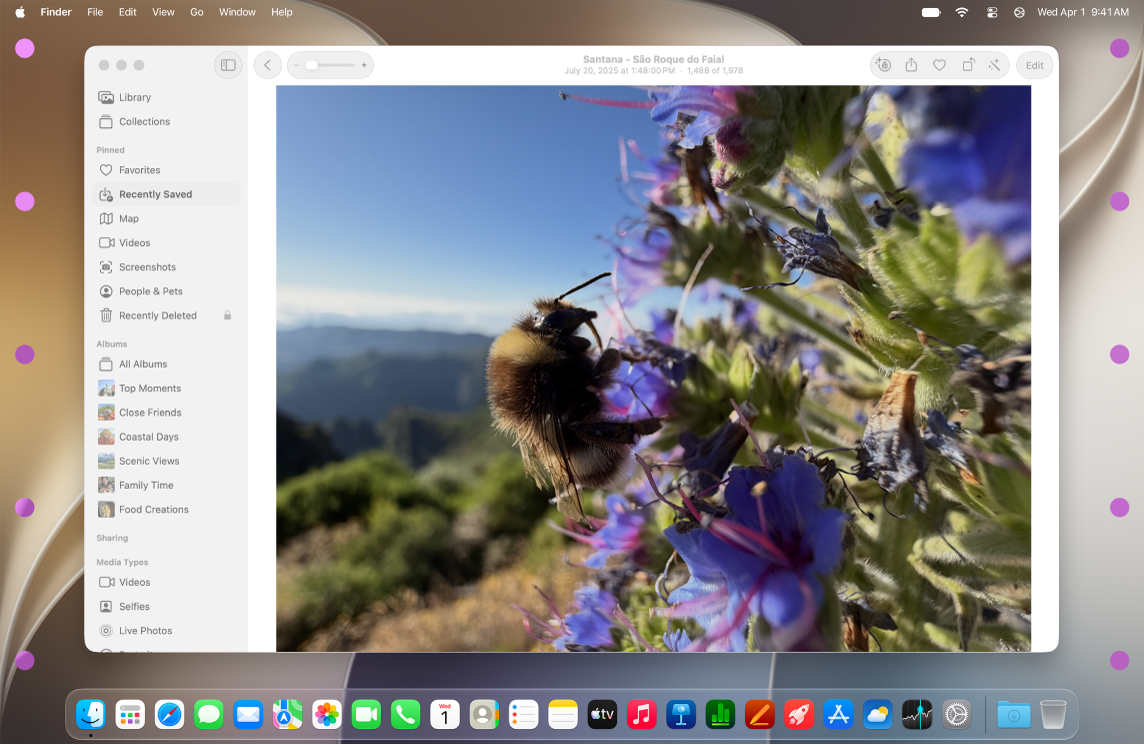 La app Notas está abierta en el escritorio y aparecen puntos a ambos lados del escritorio.