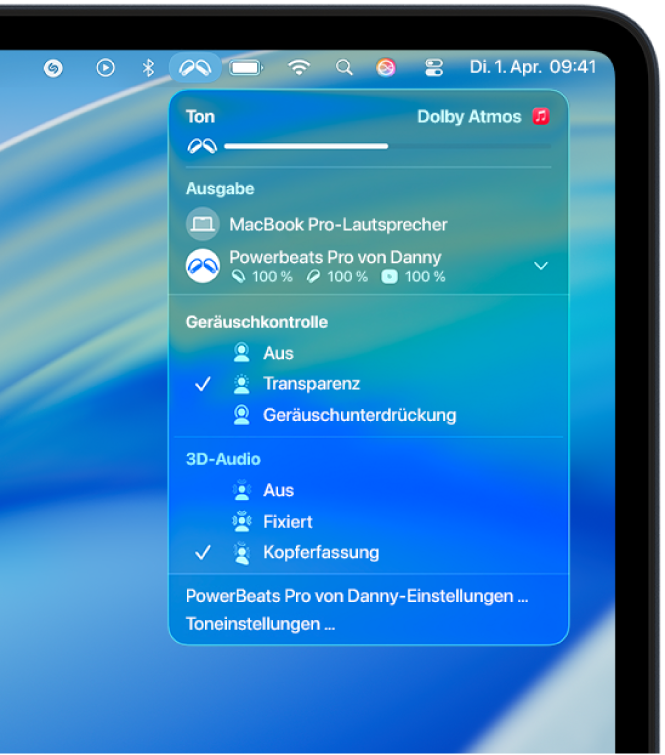Das Beats-Symbol, das in der Menüleiste auf dem Mac ausgewählt wurde. Ein Menü zeigt die Powerbeats&nbsp;Pro&nbsp;2, bei denen „Transparenz“ und „3D-Audio mit Kopferfassung“ aktiviert sind.