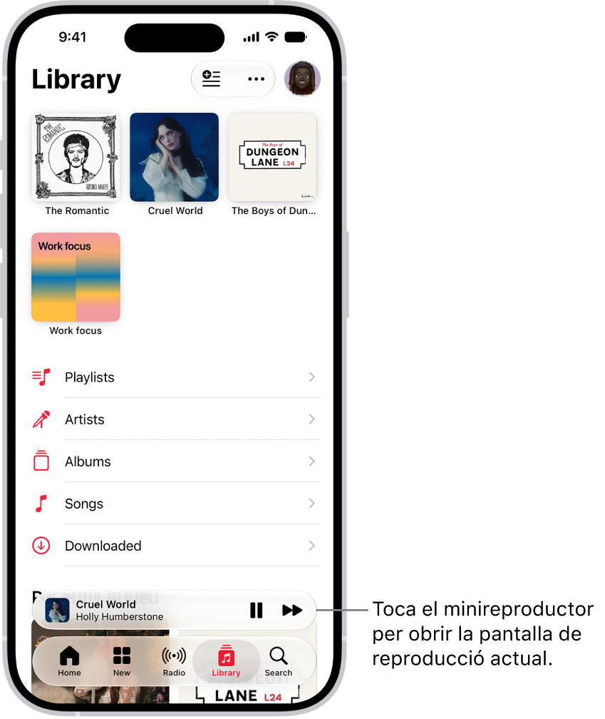 La pestanya “Biblioteca” amb el minireproductor a prop de la part inferior. El minireproductor mostra el títol de la cançó que s’està reproduint. Els botons “Posa en pausa” i “Pista següent” són a la dreta del títol de la cançó. Toca el minireproductor per obrir la pantalla “Ara sona”.