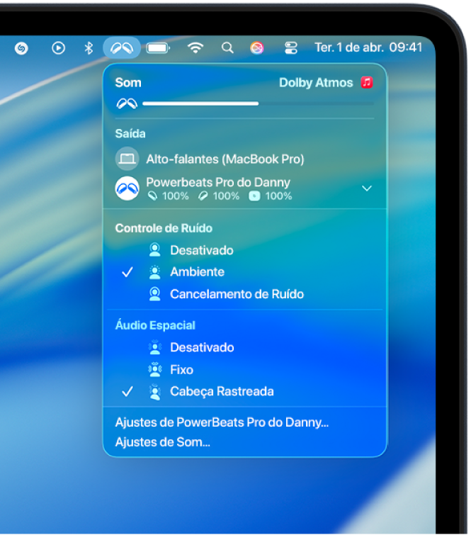 O ícone dos Beats está selecionado na barra de menus do Mac. Um menu mostra os Powerbeats&nbsp;Pro&nbsp;2 com o modo Ambiente e o Áudio Espacial com rastreamento da cabeça ativados.