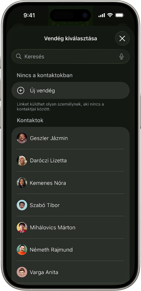 A Meghívók elküldése képernyő és a kontaktok listája egy iPhone-on.